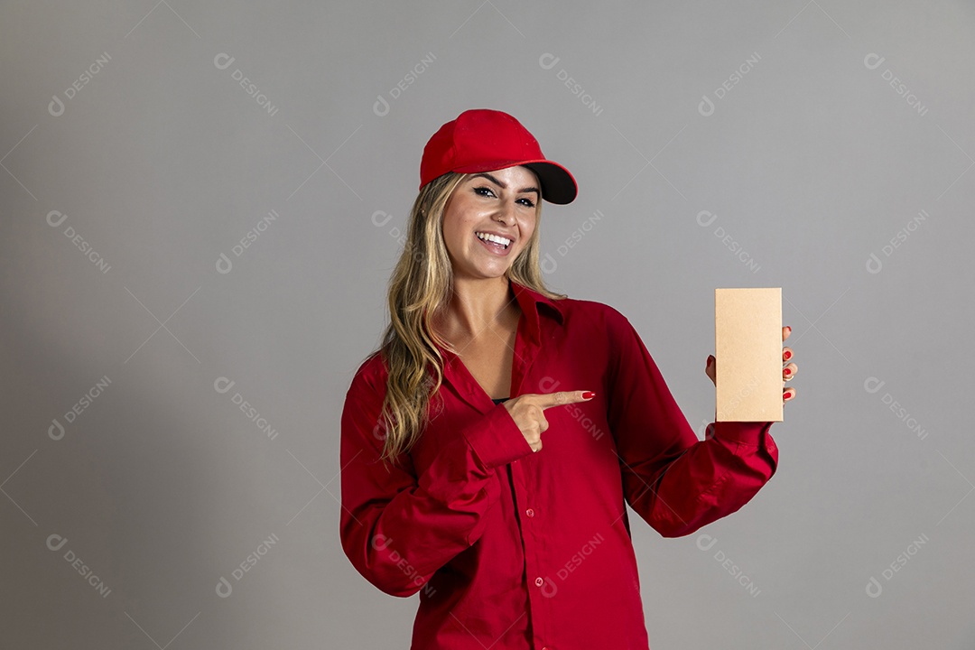 Bela mulher sorridente usando boné segurando um pequeno papel em branco sobre fundo isolado