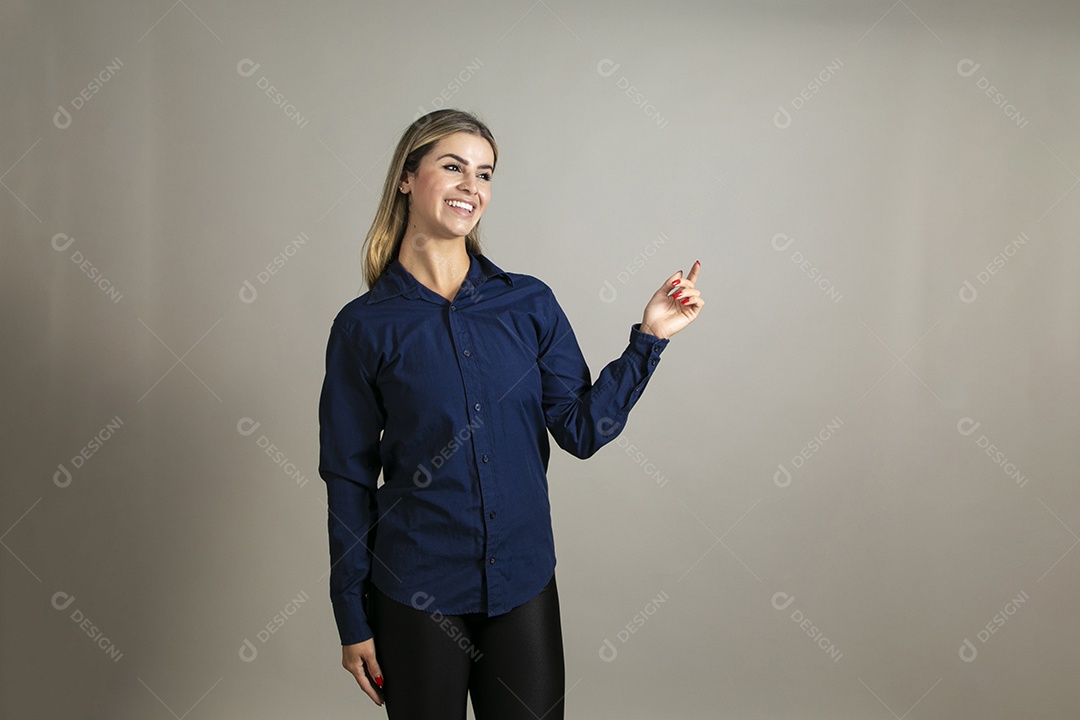 Linda mulher da pele clara usando camisa longa azul sobre fundo Isolado