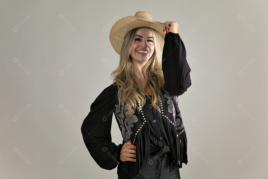 Linda mulher da pele clara de camisa manga longa usando chápeu sobre fundo Isolado