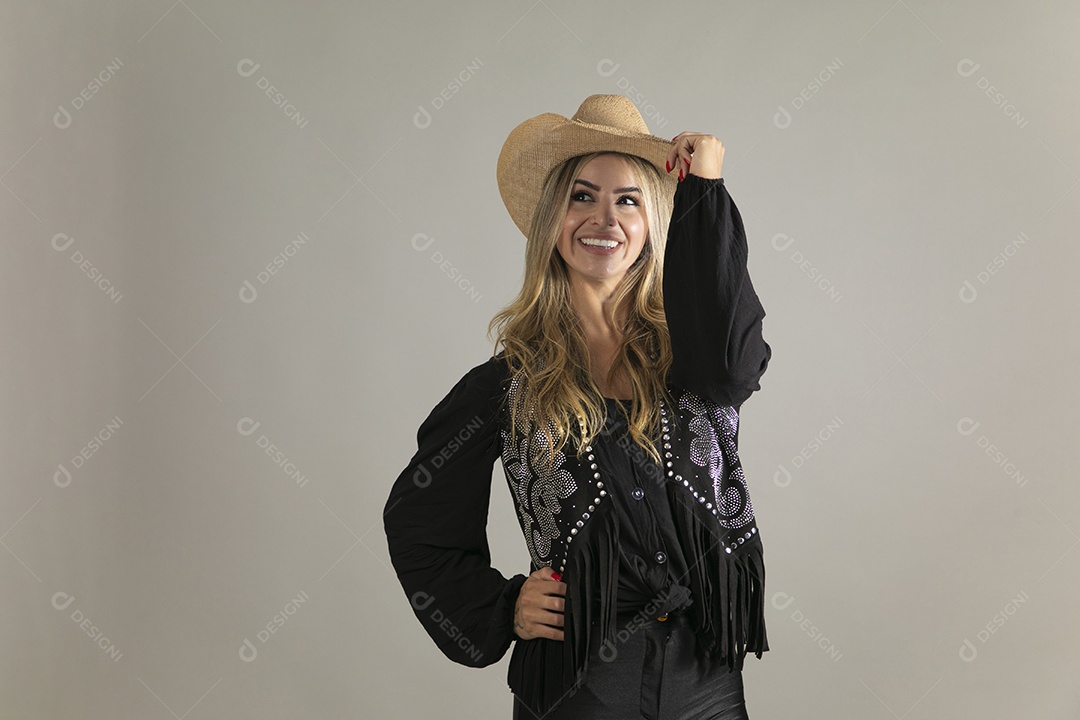 Linda mulher da pele clara de camisa manga longa usando chápeu sobre fundo Isolado