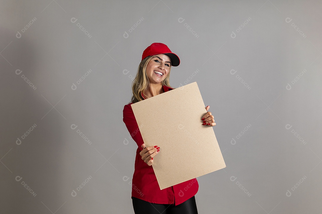 Bela mulher sorridente usando boné segurando um papel em branco sobre fundo isolado