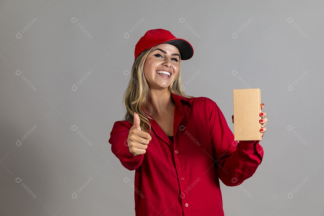 Bela mulher sorridente usando boné segurando um papel em branco sobre fundo isolado