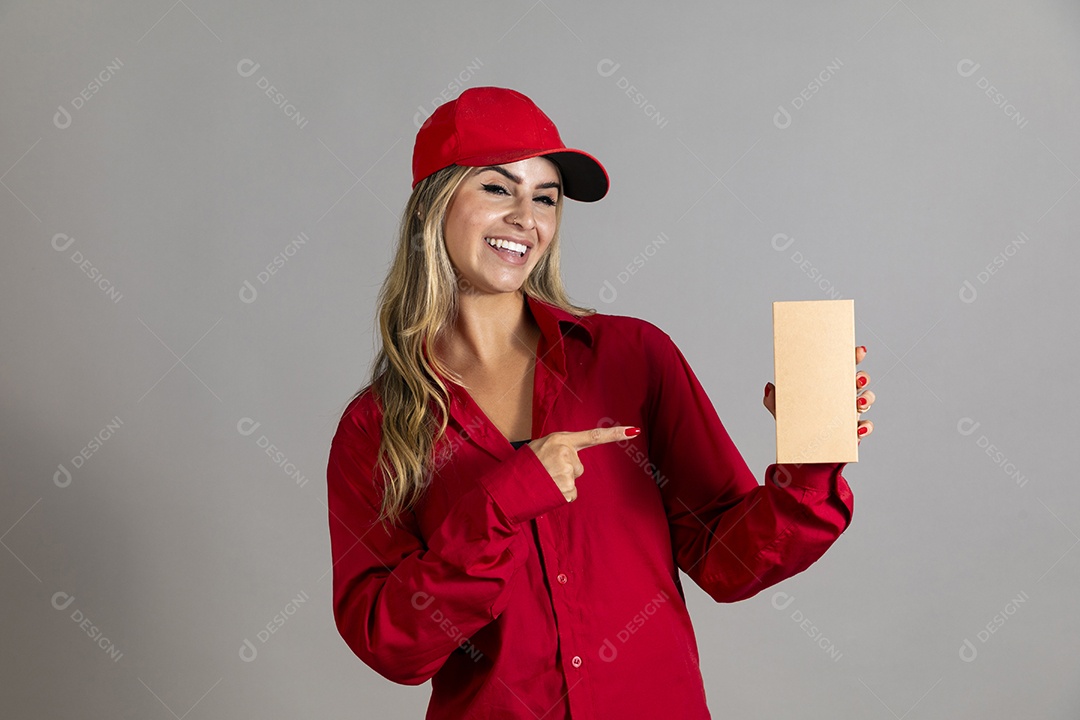 Bela mulher sorridente usando boné segurando um papel em branco sobre fundo isolado