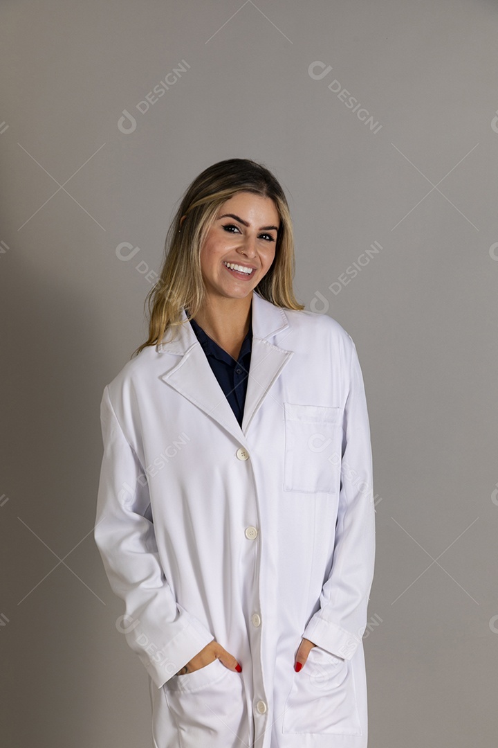 Linda enfermeira usando jaleco branco sobre fundo isolado