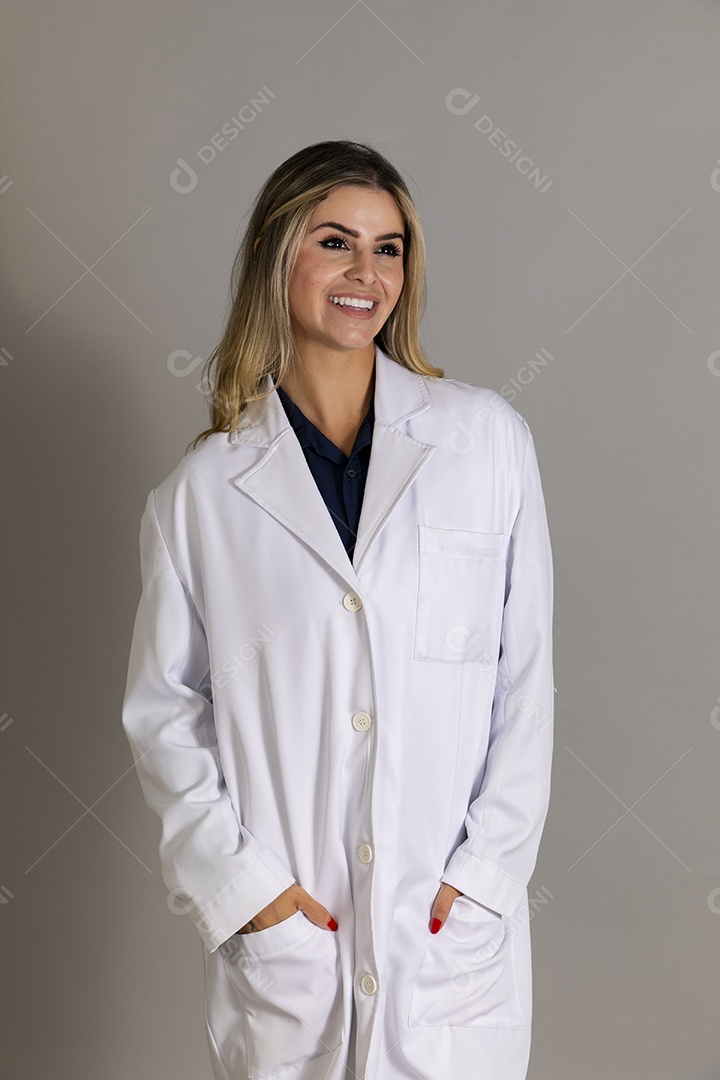 Linda enfermeira usando jaleco branco sobre fundo isolado