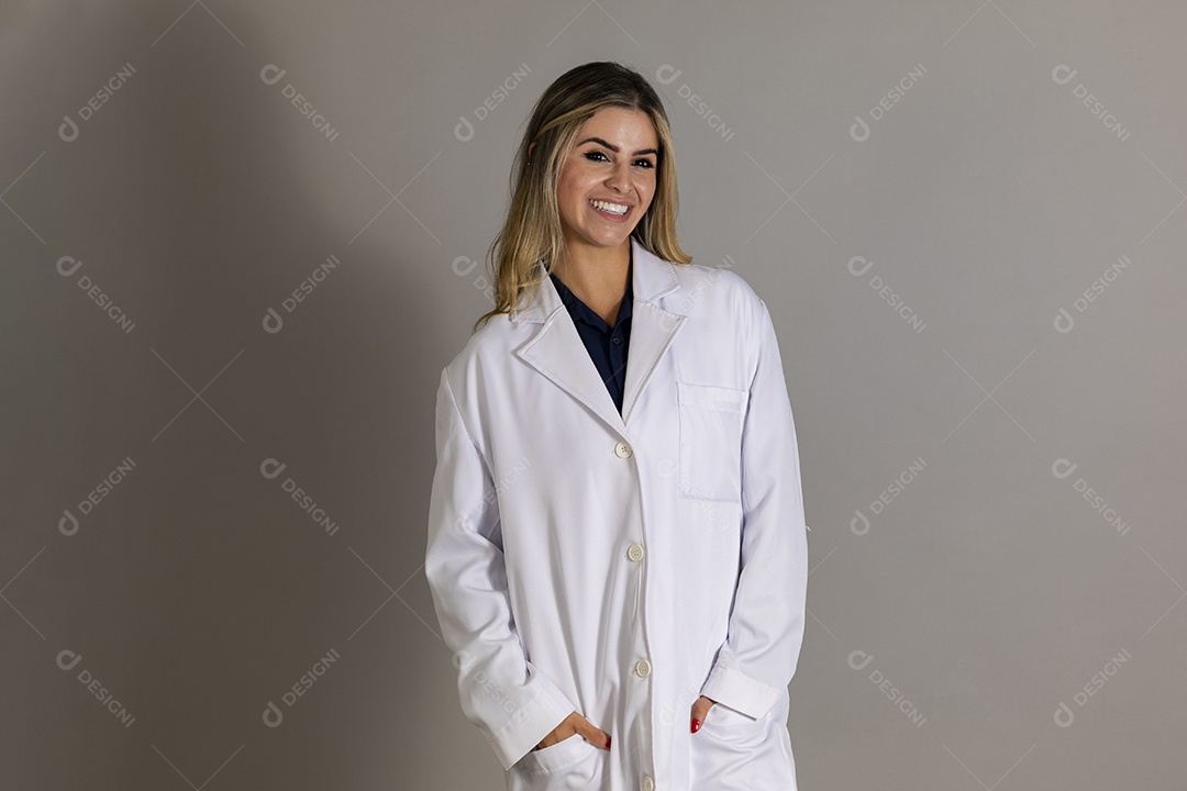 Linda enfermeira usando jaleco branco sobre fundo isolado