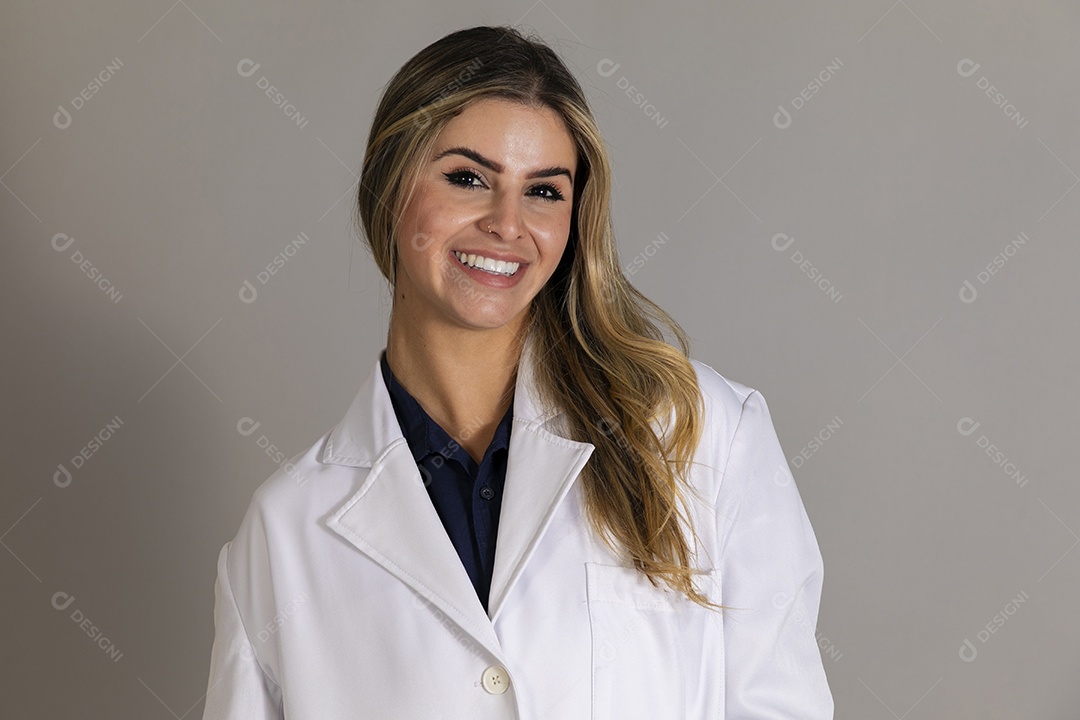 Linda enfermeira usando jaleco branco sobre fundo isolado