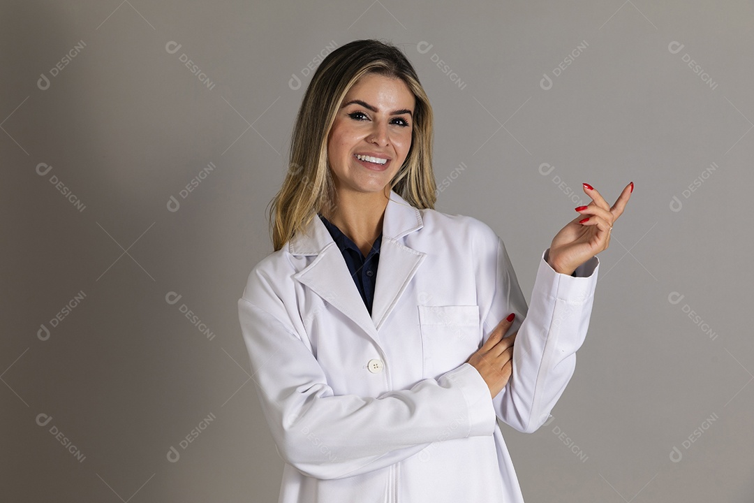 Linda enfermeira usando jaleco branco sobre fundo isolado