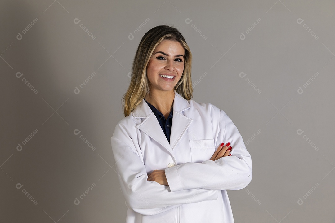 Linda enfermeira usando jaleco branco sobre fundo isolado