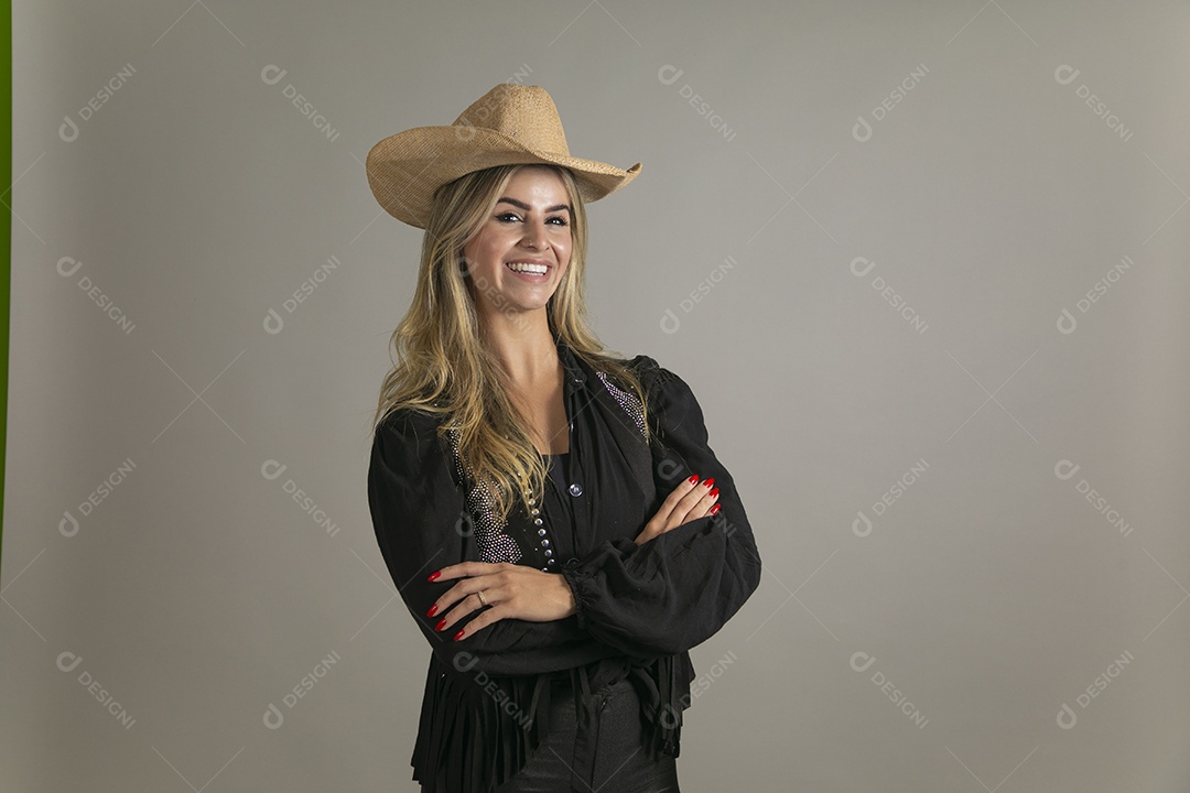 Linda mulher com look country com chápeu de palha sobre fundo isolado