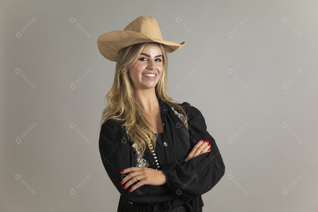 Linda mulher com look country com chápeu de palha sobre fundo isolado