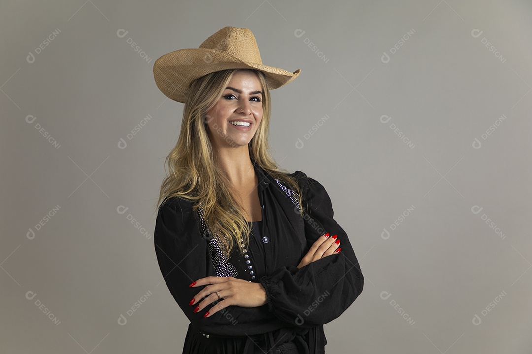 Linda mulher com look country com chápeu de palha sobre fundo isolado