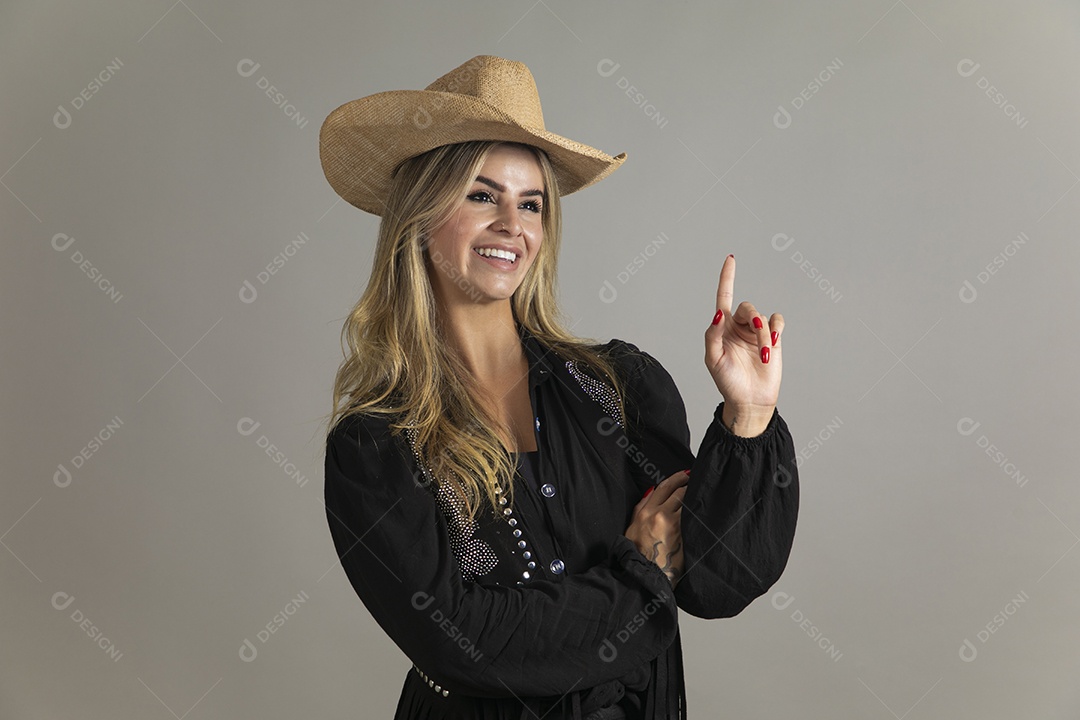Linda mulher com look country com chápeu de palha sobre fundo isolado