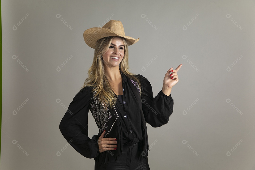 Linda mulher com look country com chápeu de palha sobre fundo isolado