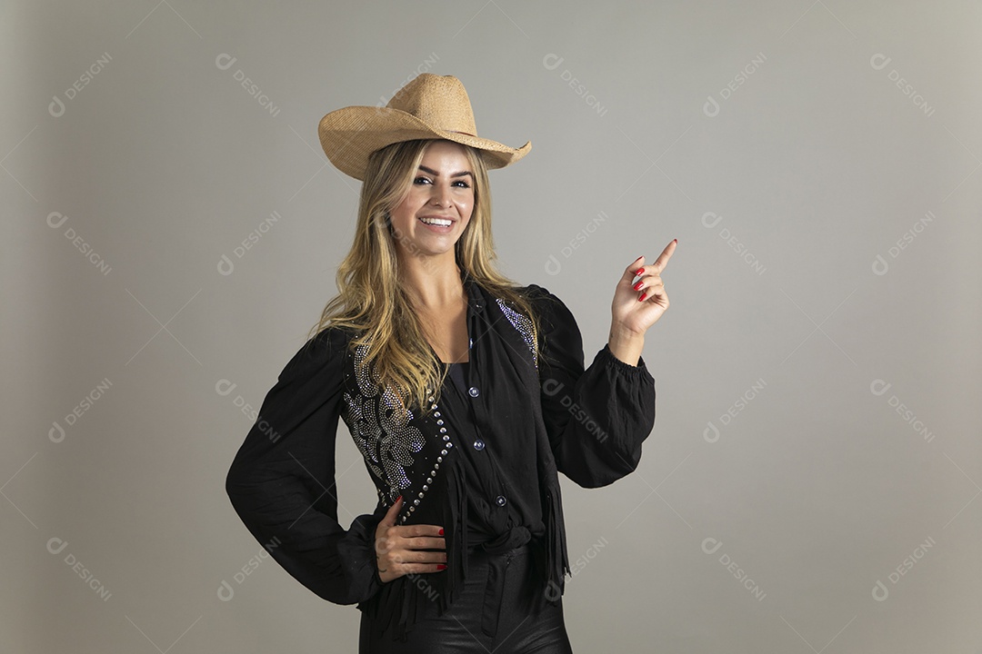 Linda mulher com look country com chápeu de palha sobre fundo isolado