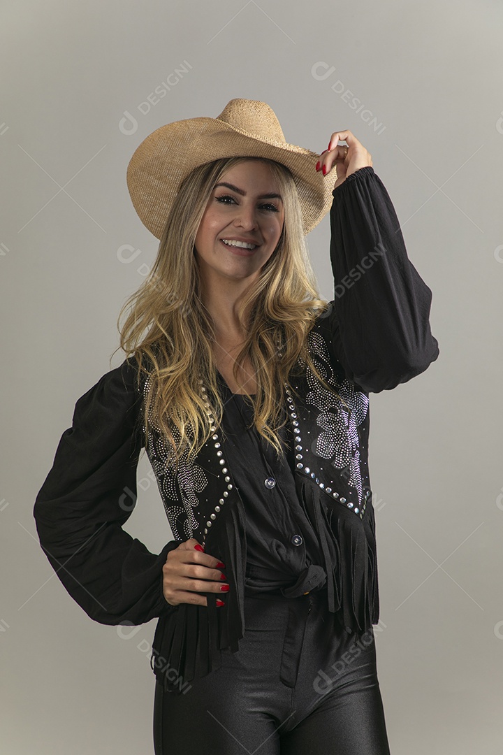 Linda mulher com look country com chápeu de palha sobre fundo isolado