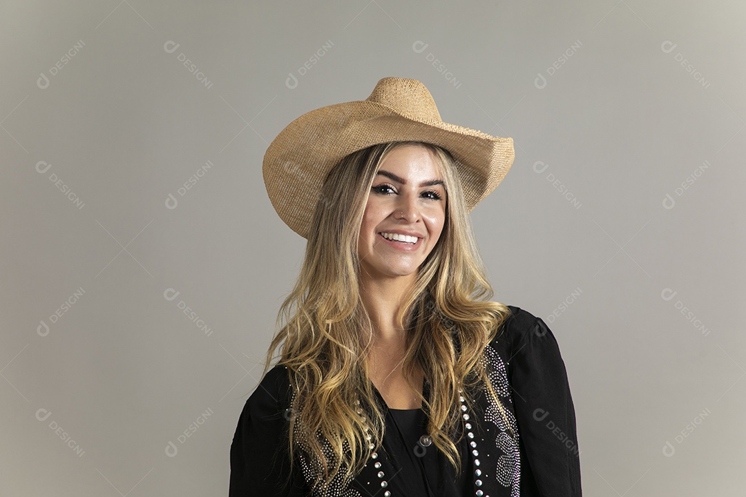Linda mulher com look country com chápeu de palha sobre fundo isolado