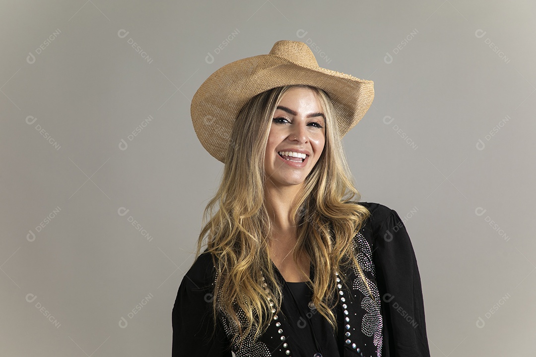 Linda mulher com look country com chápeu de palha sobre fundo isolado