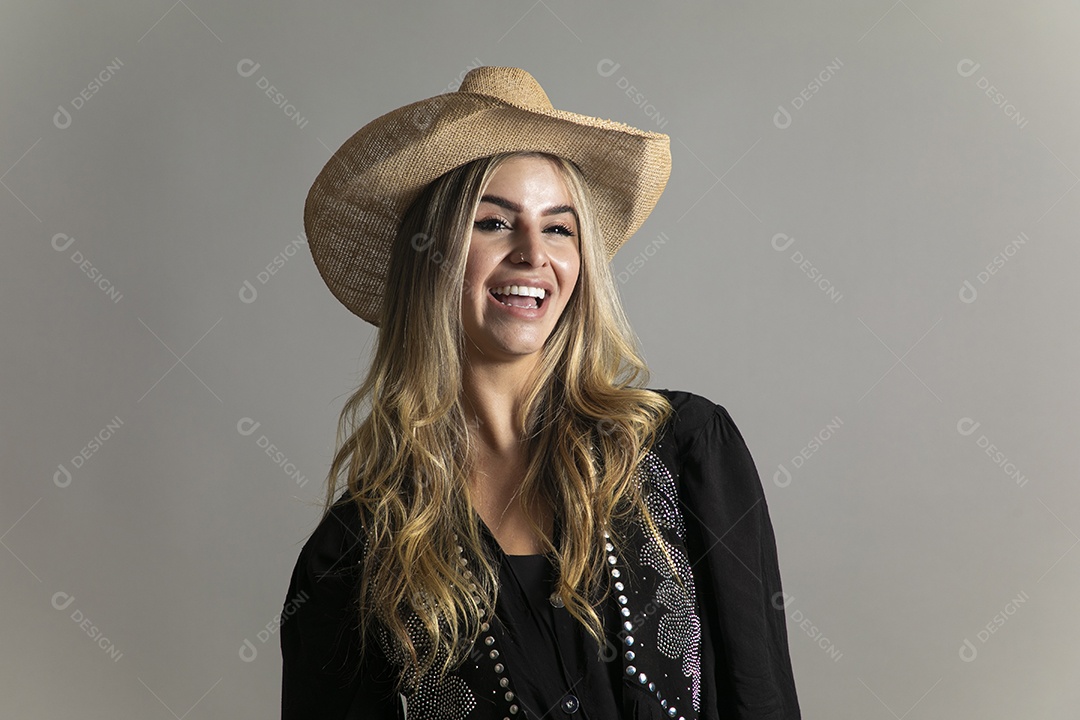 Linda mulher com look country com chápeu de palha sobre fundo isolado