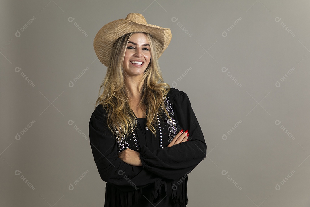 Linda mulher com look country com chápeu de palha sobre fundo isolado