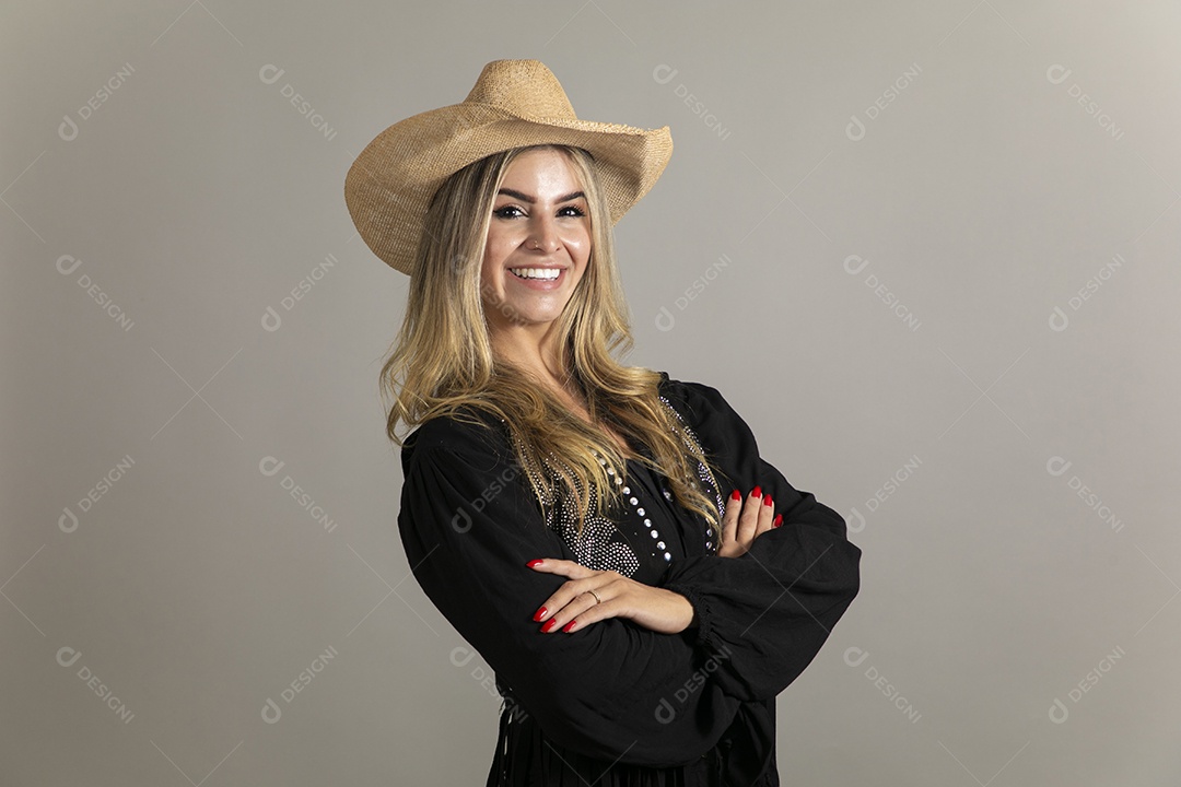 Linda mulher com look country com chápeu de palha sobre fundo isolado