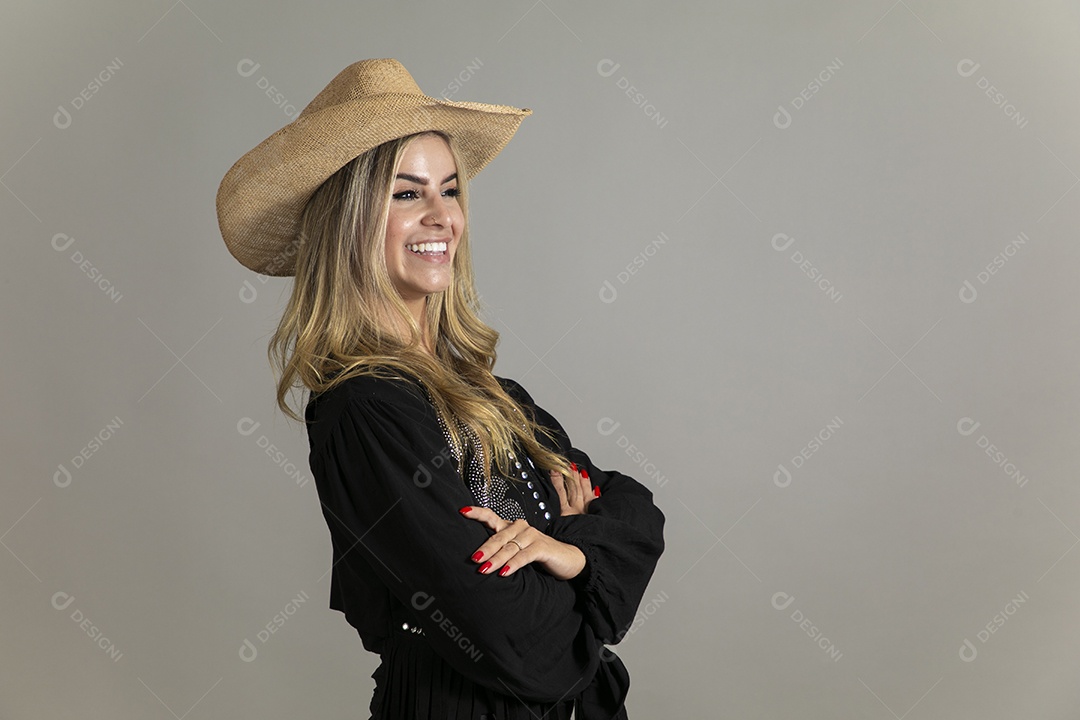 Linda mulher com look country com chápeu de palha sobre fundo isolado