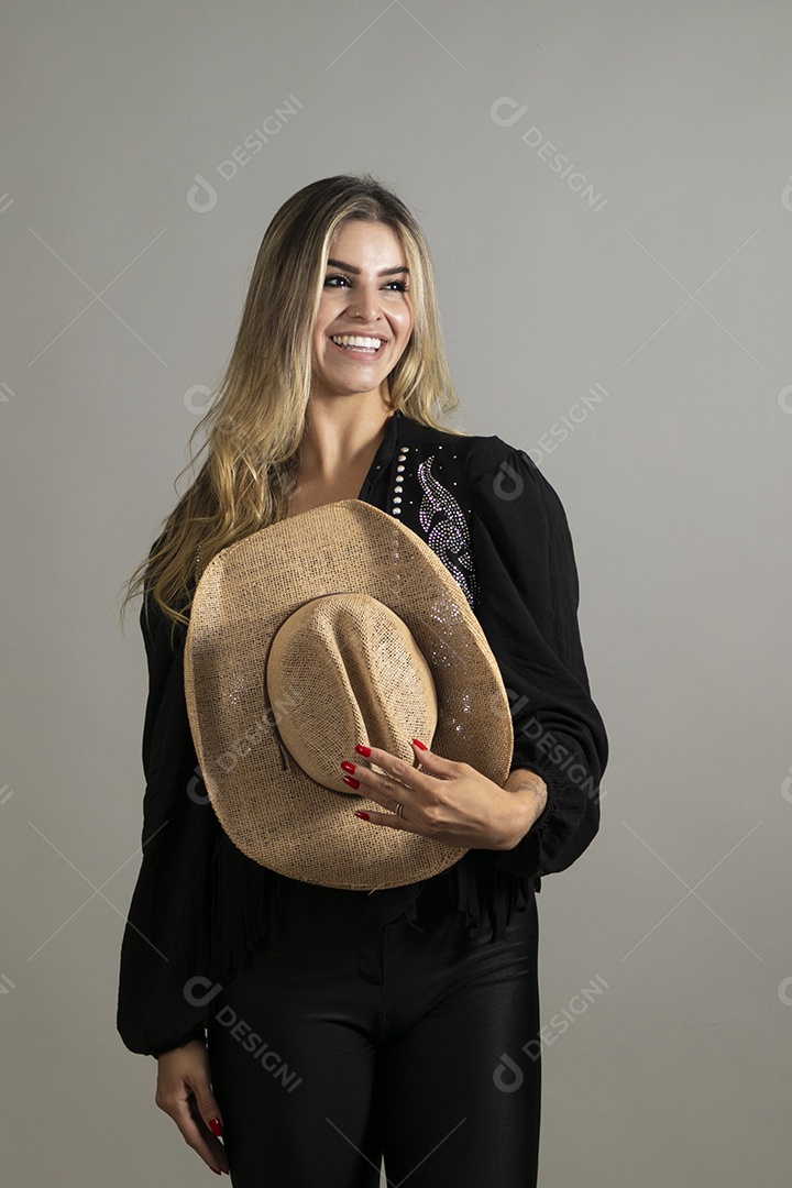 Linda mulher com look country com chápeu de palha sobre fundo isolado