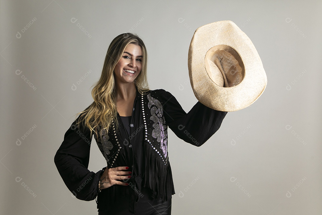 Linda mulher com look country com chápeu de palha sobre fundo isolado