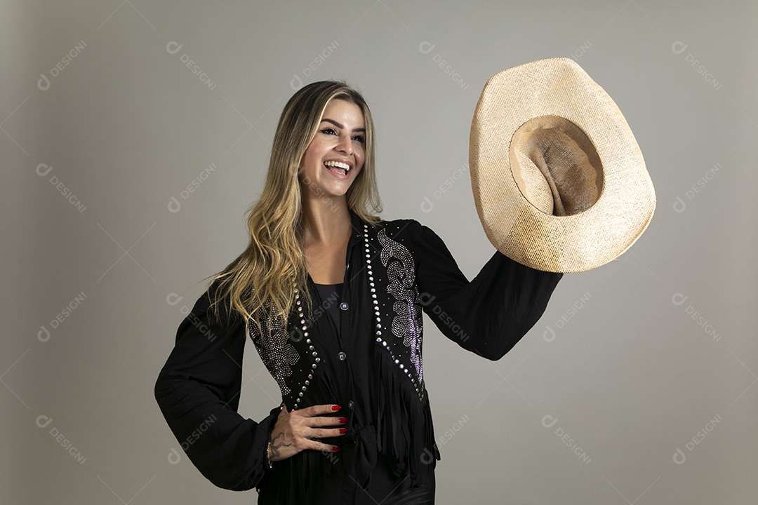 Linda mulher com look country com chápeu de palha sobre fundo isolado