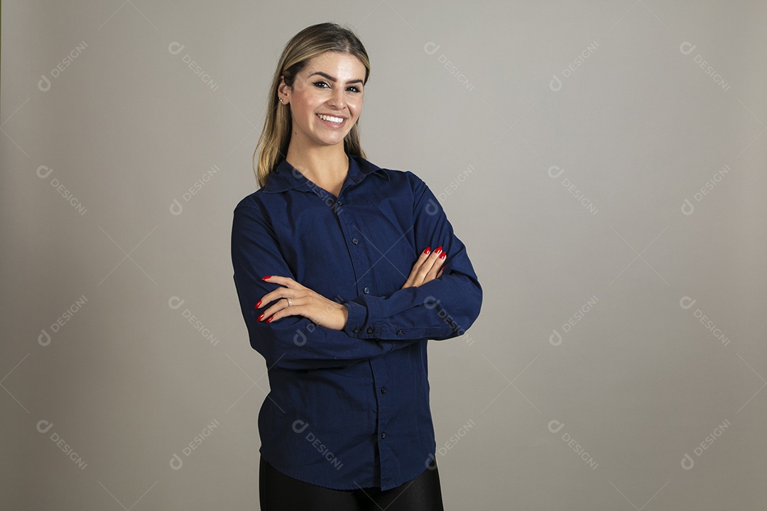 Bela mulher usando camisa de mangas longas azul sobre fundo isolado