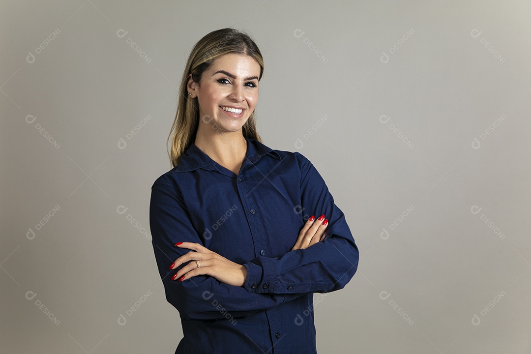 Bela mulher usando camisa de mangas longas azul sobre fundo isolado