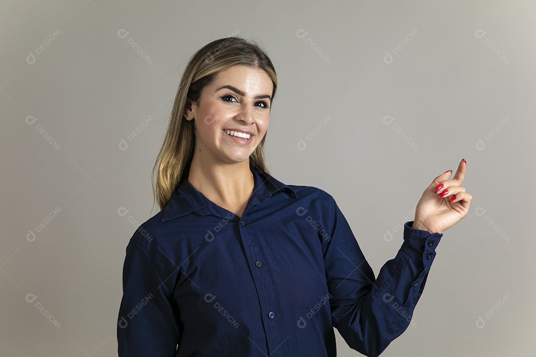 Bela mulher usando camisa de mangas longas azul sobre fundo isolado