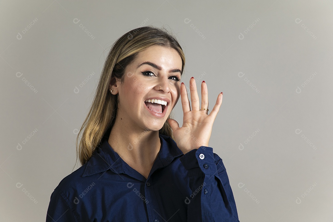 Bela mulher usando camisa de mangas longas azul sobre fundo isolado