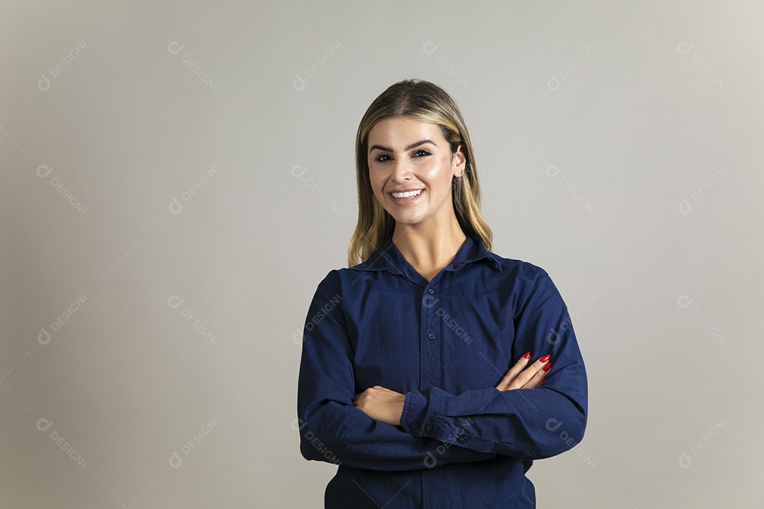 Bela mulher usando camisa de mangas longas azul sobre fundo isolado