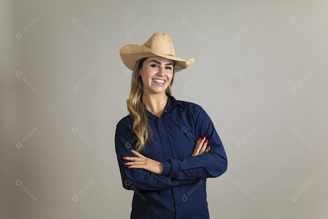 Linda mulher com look country com chápeu de palha sobre fundo isolado