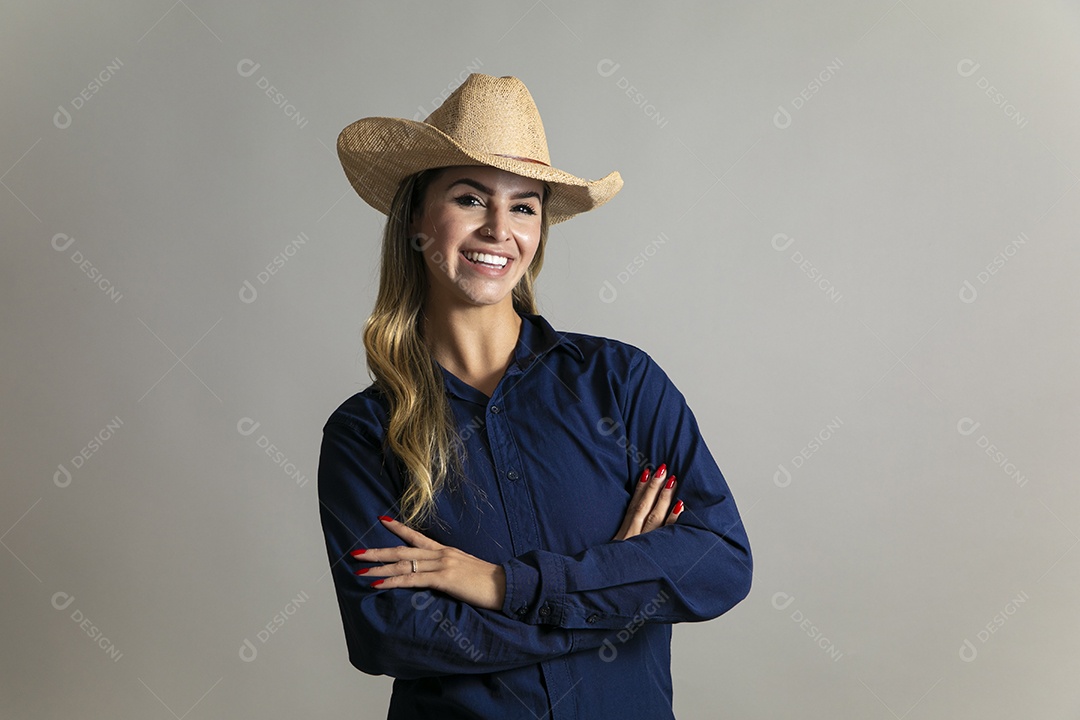 Linda mulher com look country com chápeu de palha sobre fundo isolado