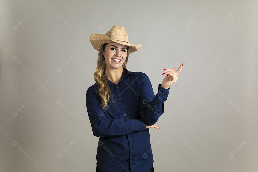 Linda mulher com look country com chápeu de palha sobre fundo isolado