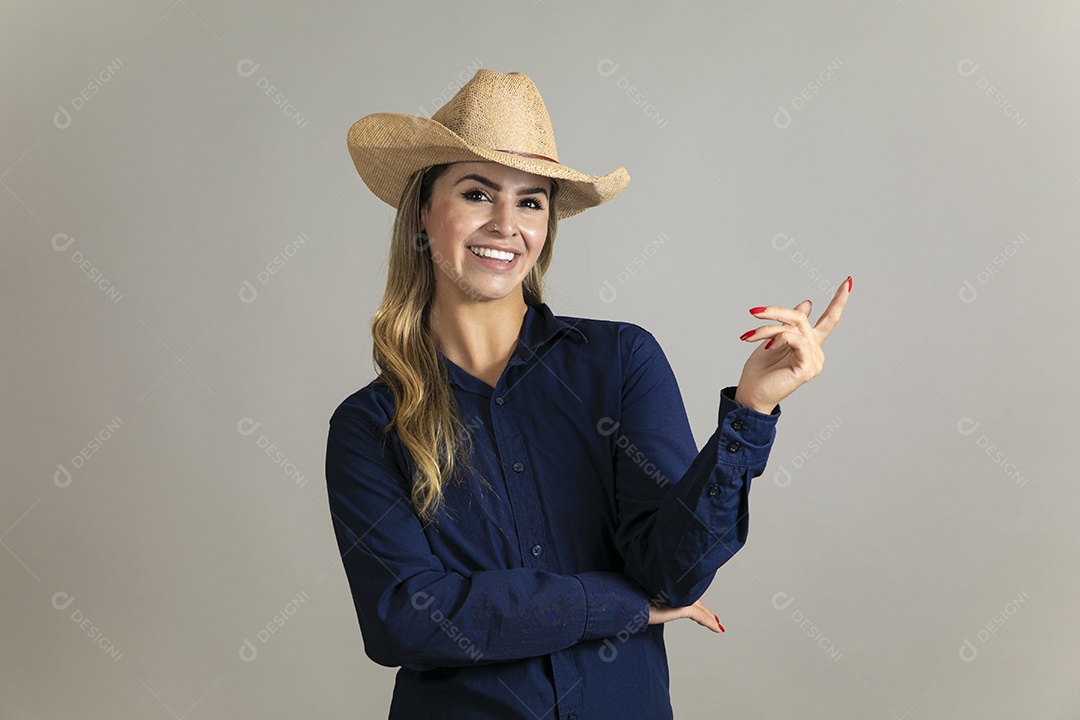 Linda mulher com look country com chápeu de palha sobre fundo isolado