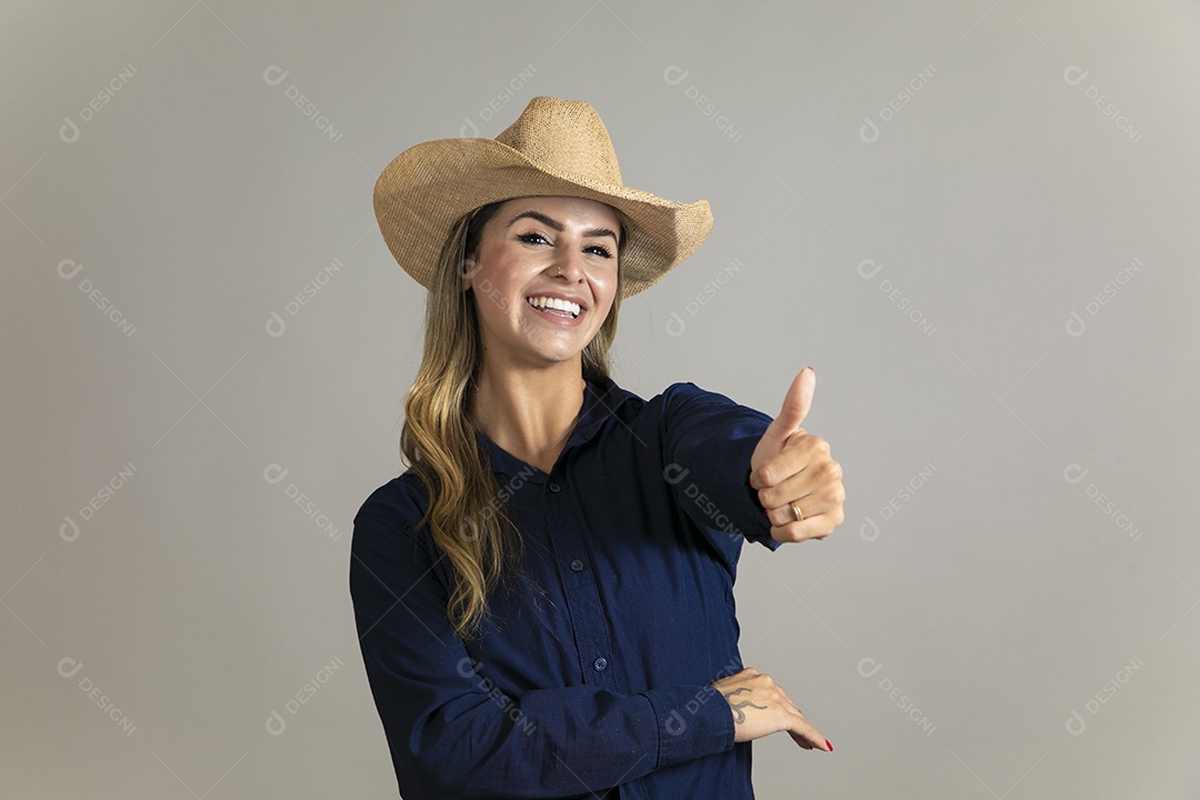 Linda mulher com look country com chápeu de palha sobre fundo isolado