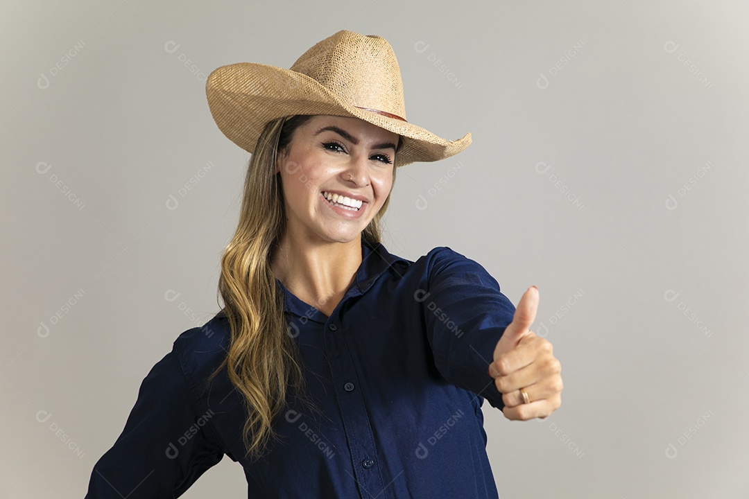 Linda mulher com look country com chápeu de palha sobre fundo isolado