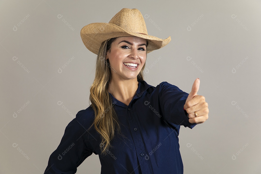 Linda mulher com look country com chápeu de palha sobre fundo isolado