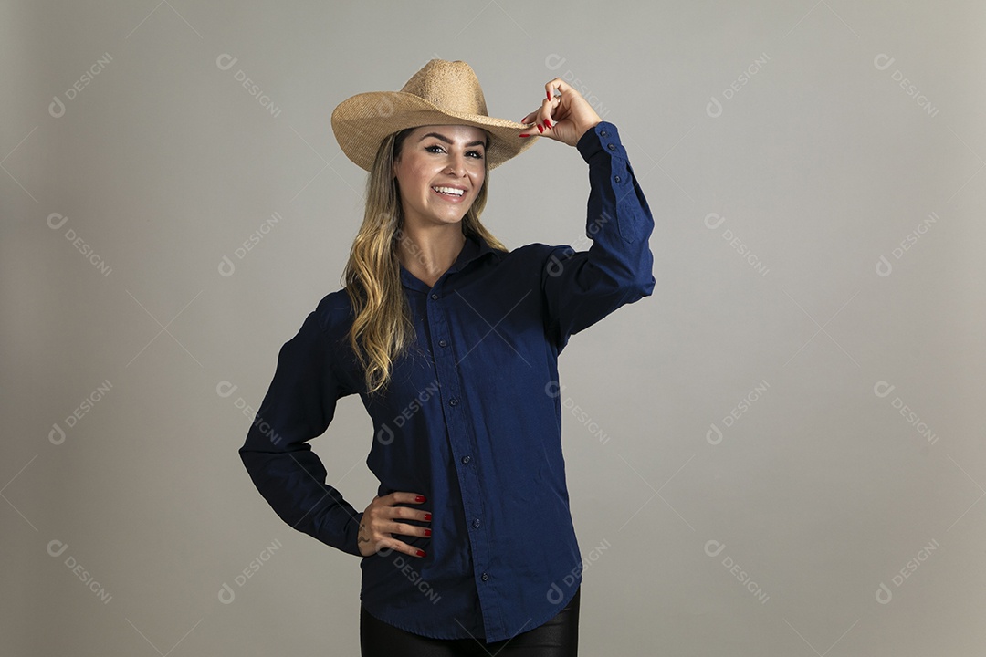 Linda mulher com look country com chápeu de palha sobre fundo isolado