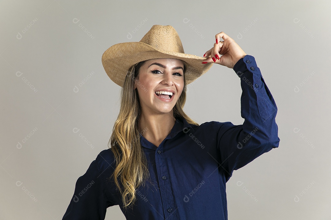 Linda mulher com look country com chápeu de palha sobre fundo isolado