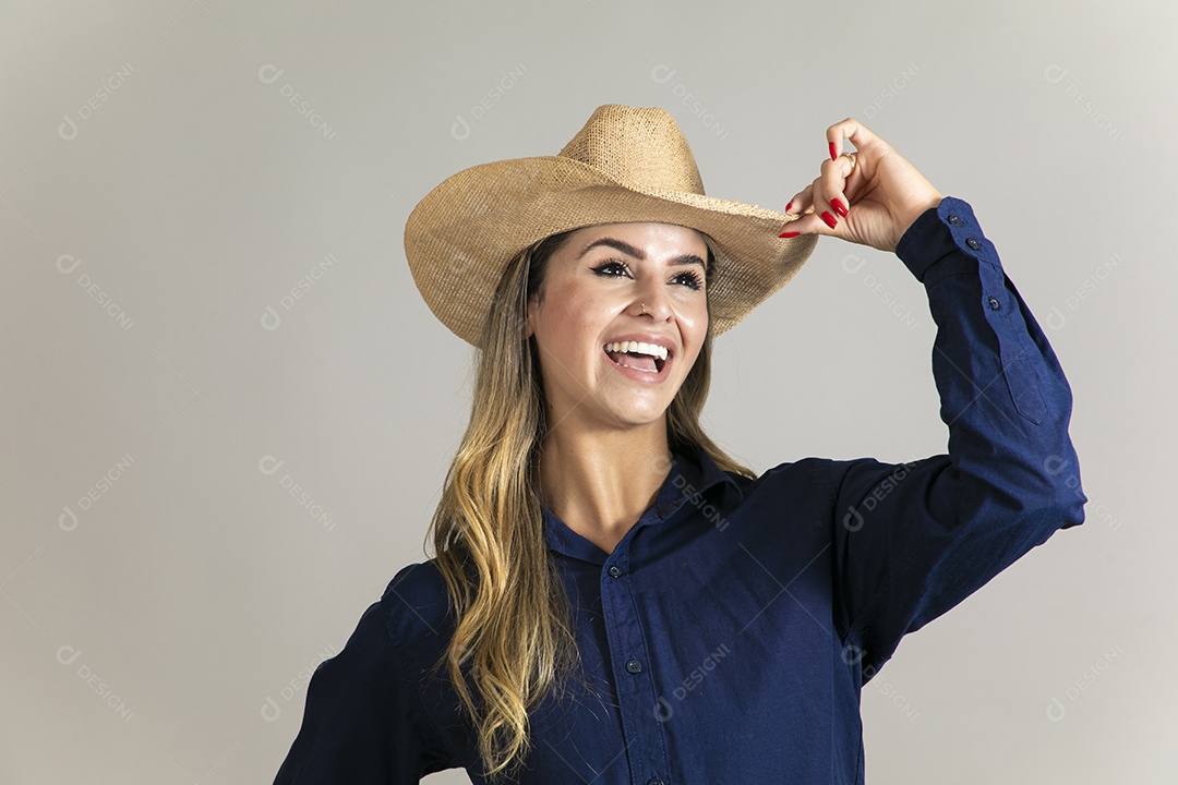 Linda mulher com look country com chápeu de palha sobre fundo isolado
