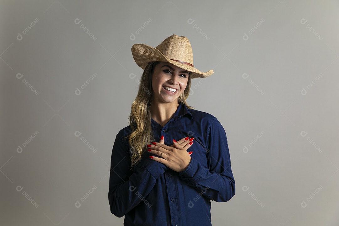 Linda mulher com look country com chápeu de palha sobre fundo isolado
