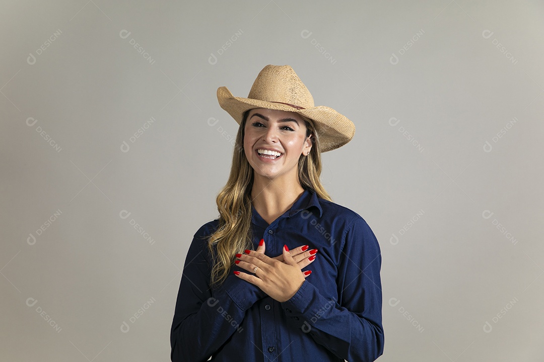 Linda mulher com look country com chápeu de palha sobre fundo isolado