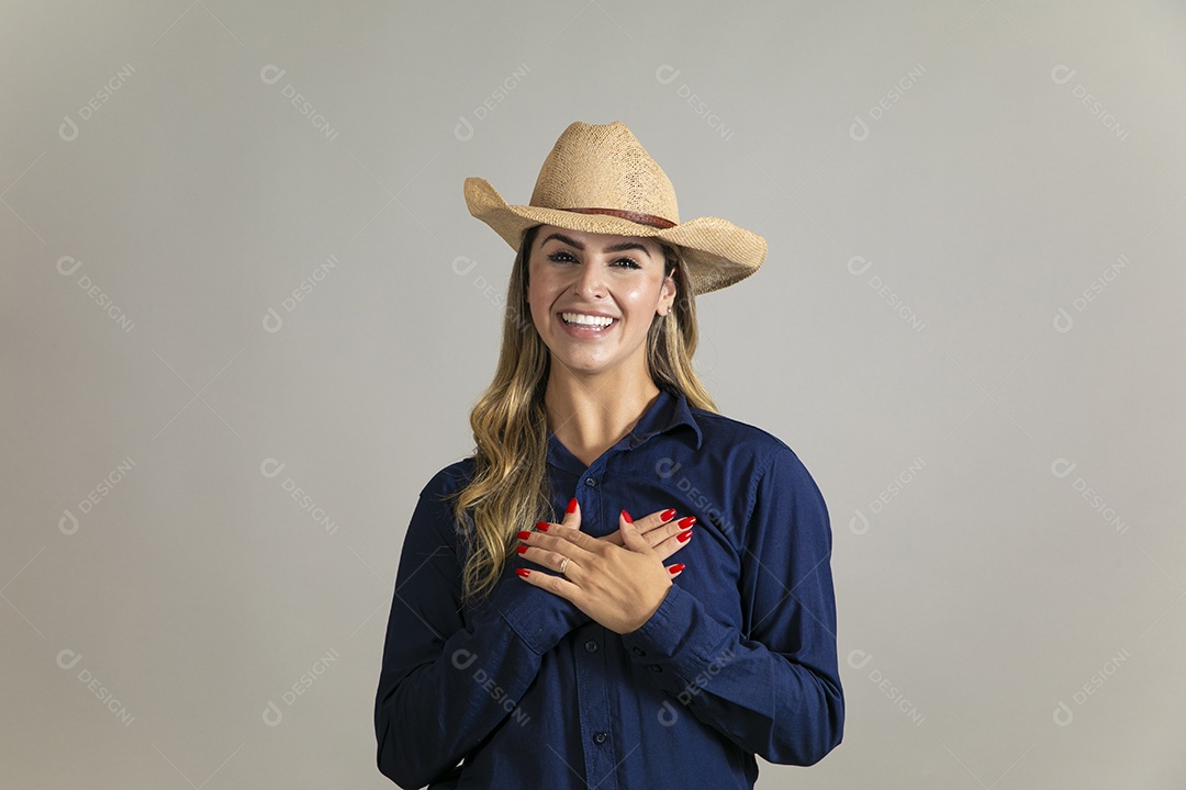 Linda mulher com look country com chápeu de palha sobre fundo isolado