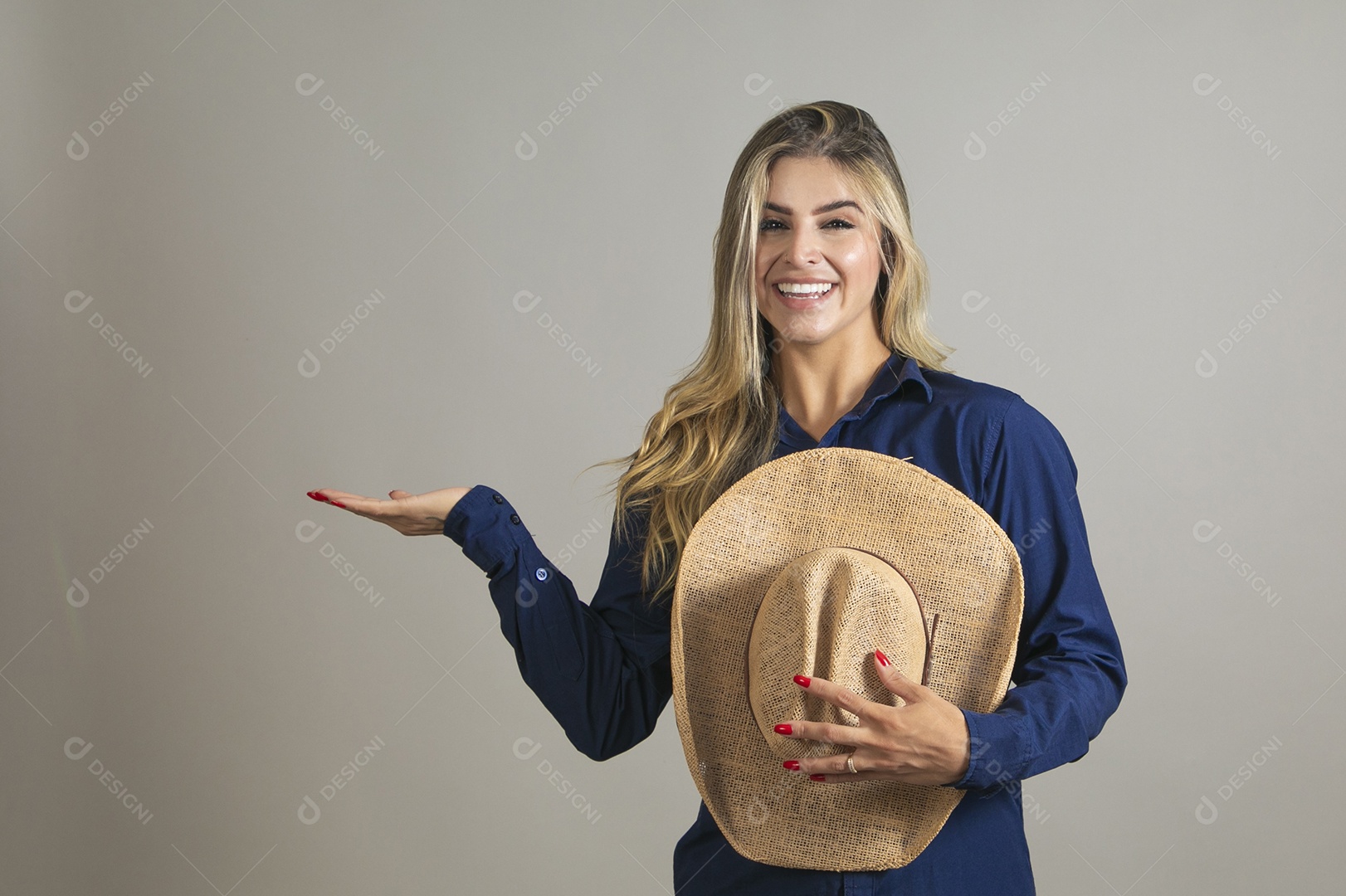 Linda mulher com look country com chápeu de palha sobre fundo isolado
