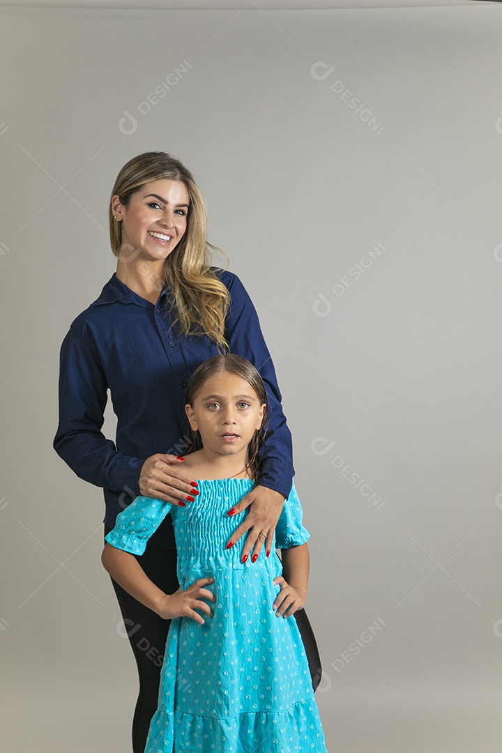 Belo retrato de mãe e filha fazendo pose sobre fundo isolado