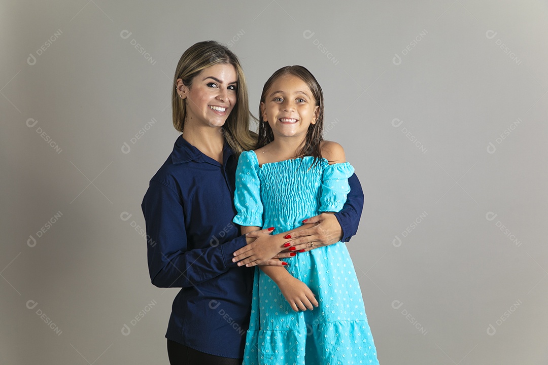 Belo retrato de mãe e filha fazendo pose sobre fundo isolado